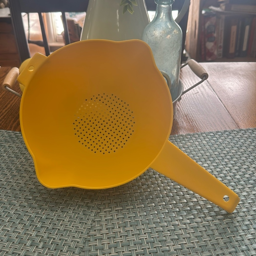 Vintage 7-inch Tupperware Strainer